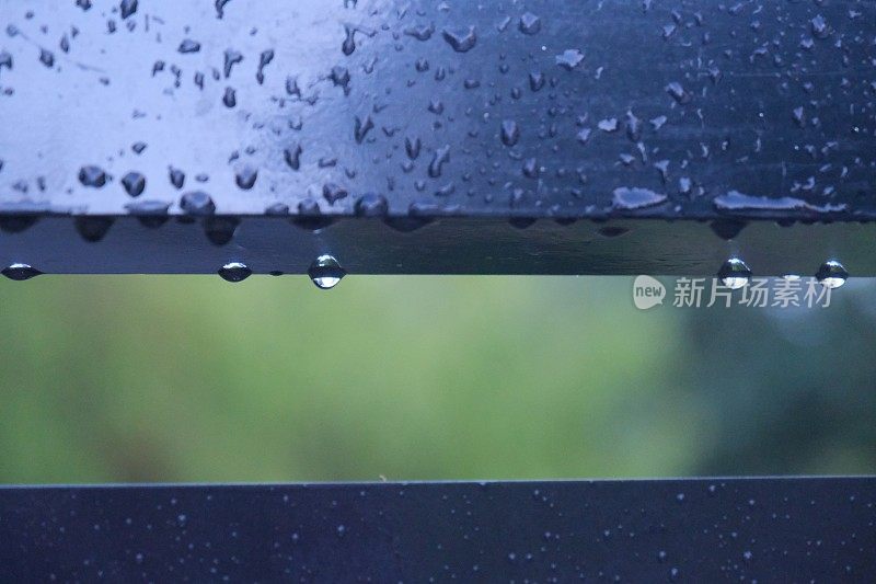 雨滴落在金属标牌上