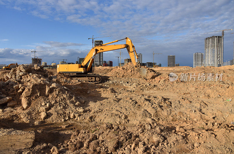 挖掘机在工地挖掘地面。挖掘的基础。