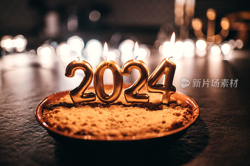新年用2024蜡烛做的蛋糕