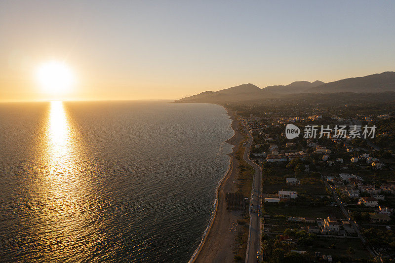 希腊伊庇鲁斯海岸线上的无人机日落景象