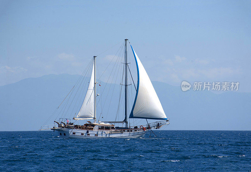 在海上航行的木制游艇