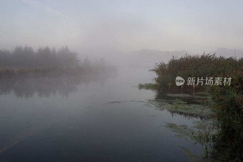 一个雾蒙蒙的早晨，皮内河