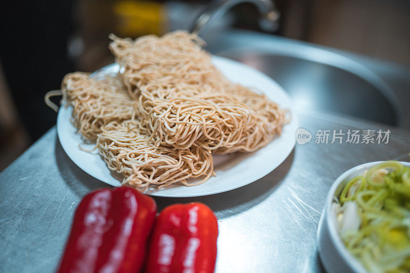 台面上的亚洲面条和蔬菜