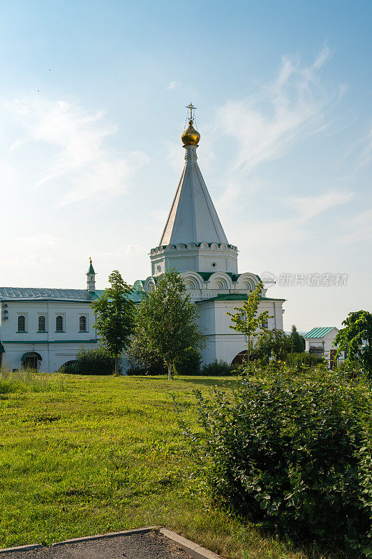 2023年7月6日，俄罗斯下诺夫哥罗德。佩切尔斯基修道院圣母升天大教堂前的草坪。