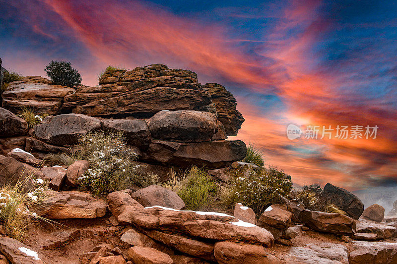 位于美国亚利桑那州的科罗拉多大峡谷西部地区的岩石是一个非常受游客欢迎的地方。