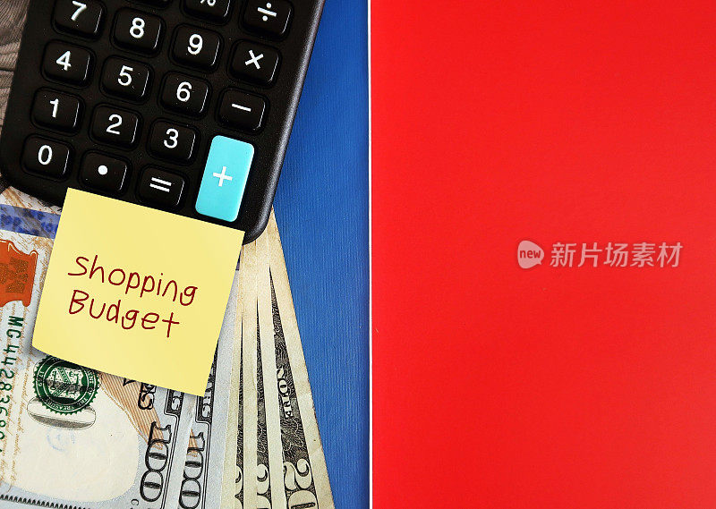 美元钱计算器在笔记本上与红色副本空间背景和笔记写购物预算-金钱理财的概念，通过设定一定的购物支出金额，以达到财务节省的目标