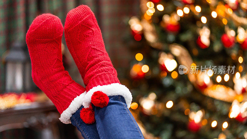 在圣诞树前放冬天的袜子