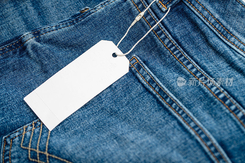新牛仔裤上的空白服装标签。标签或标签设计模板
