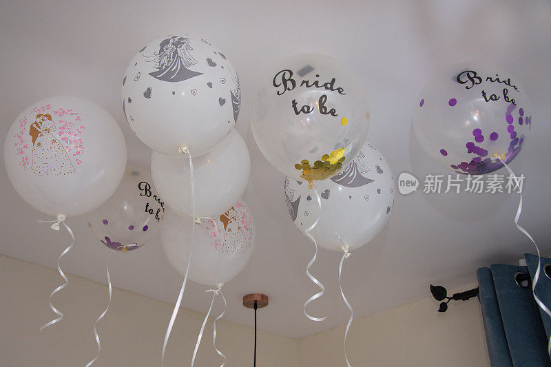 婚礼气球上装饰着新娘和新郎