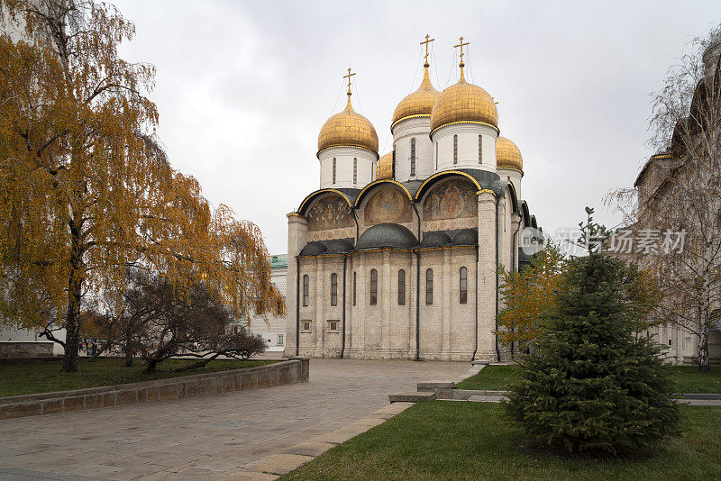 俄罗斯莫斯科，秋天的一天，莫斯科克里姆林宫大教堂广场上的圣母升天大教堂