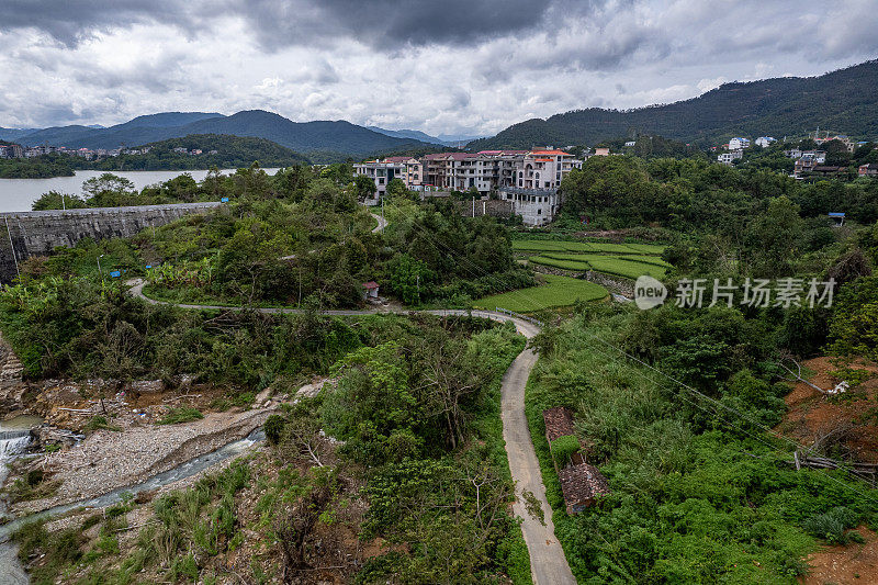 通过山区和农村地区的高速公路鸟瞰图