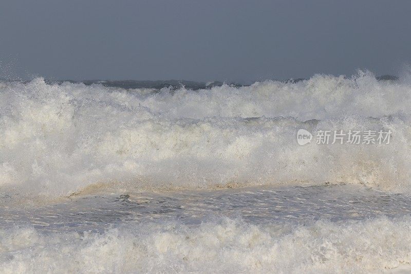 波涛汹涌的海面