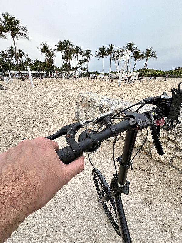一个年轻的运动员在拉姆斯公园骑自行车，南海滩，迈阿密海滩，迈阿密，南佛罗里达州，美国。