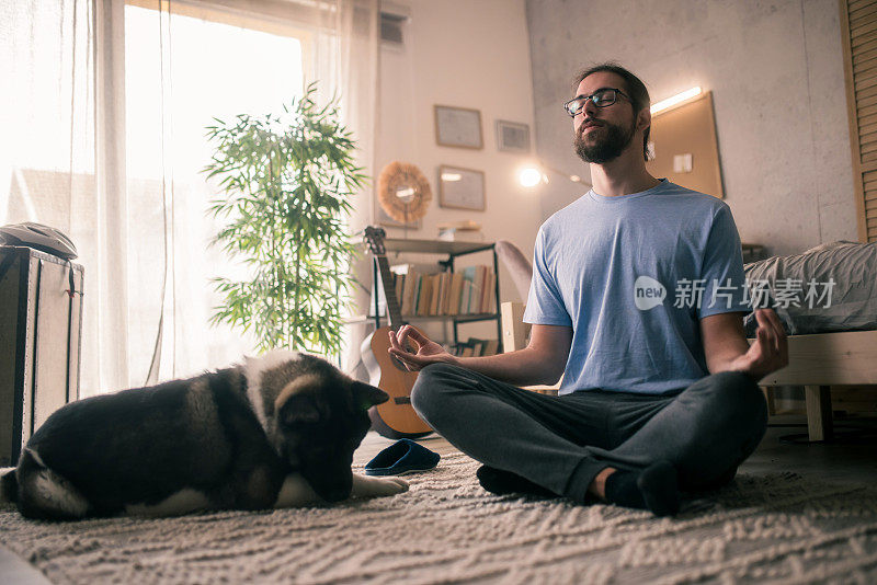 一个人和他的宠物狗在一起冥想