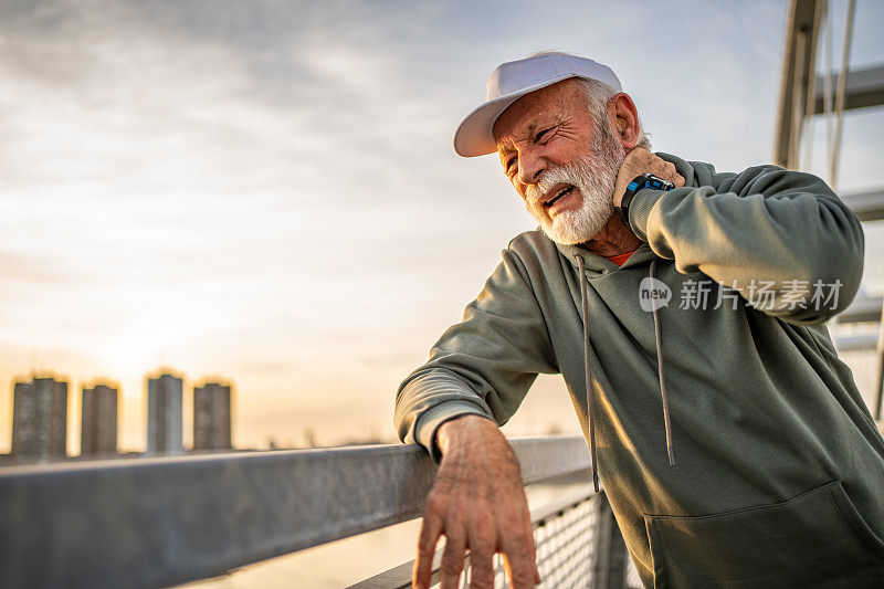 资深白人运动员颈部疼痛