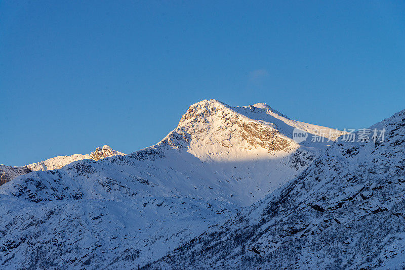 挪威特罗姆瑟市附近的雪山美景。