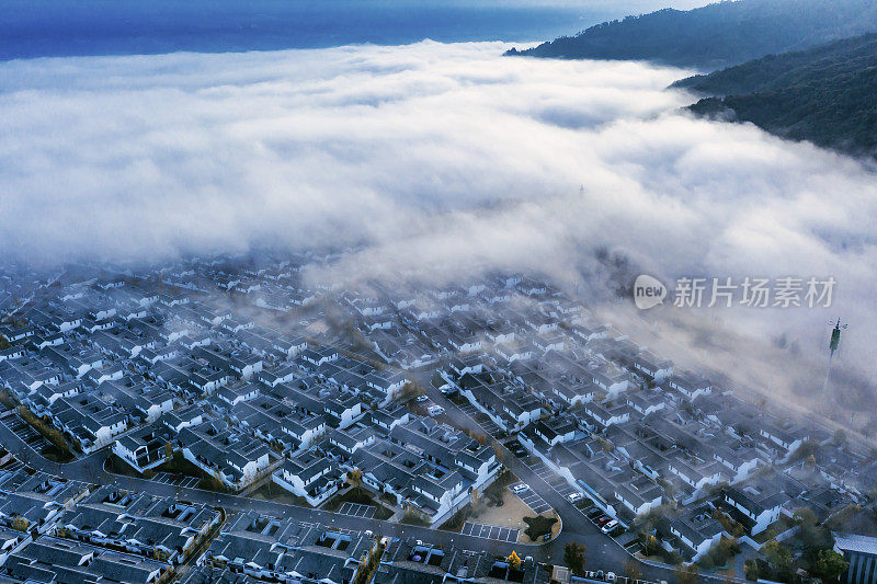 中国云南的中式别墅住宅鸟瞰图。