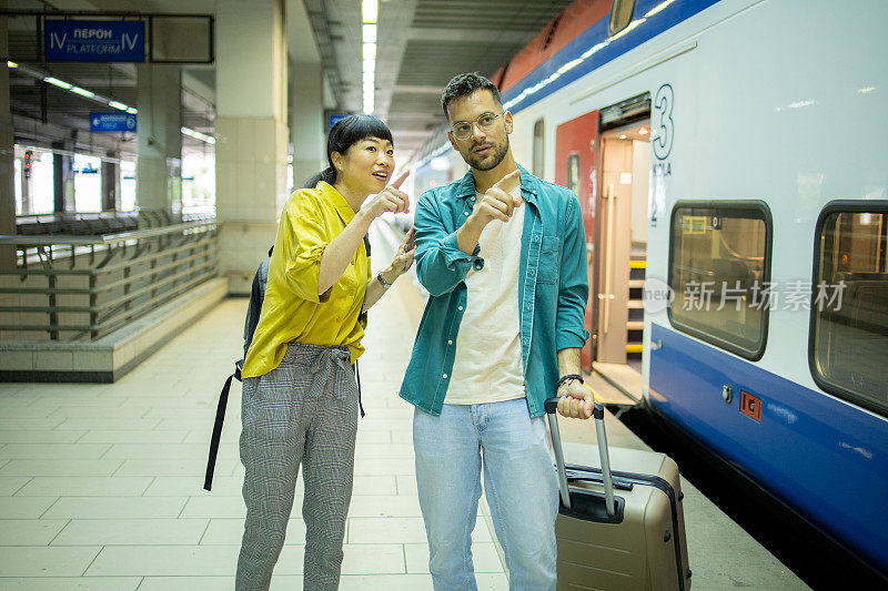 两个年轻人正在旅行和乘坐地铁