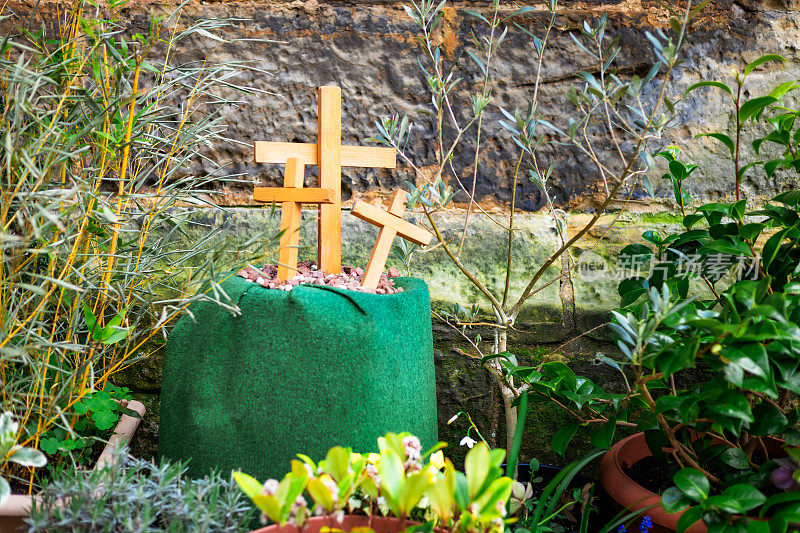 复活节花园和教堂外的木制十字架