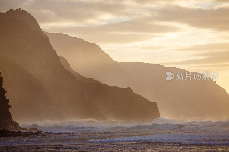 夏威夷岩石海岸线的剪影