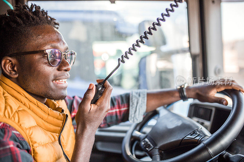 职业男性卡车司机正在通过民用无线电交谈