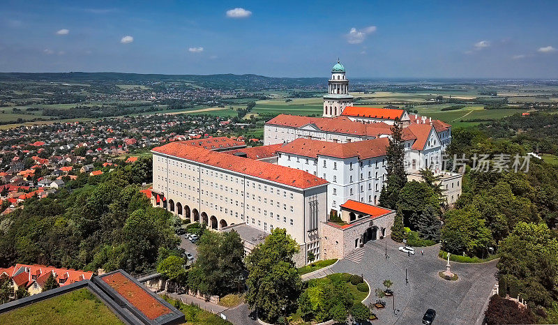 匈牙利Gyor附近的本笃会Pannonhalma大修道院鸟瞰图