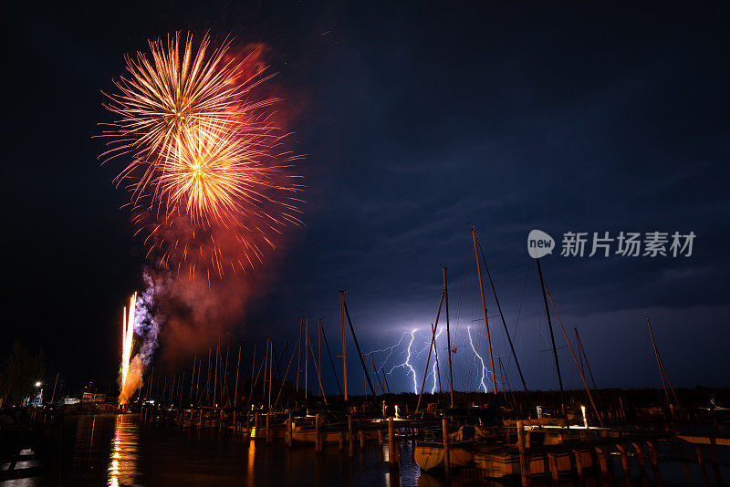 码头上空有雷雨，闪电和烟火