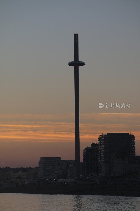 图片的i360观察塔与戏剧性的日落天空的布莱顿，东苏塞克斯，英国，英国，从布莱顿码头，布莱顿海滩的黄昏照片