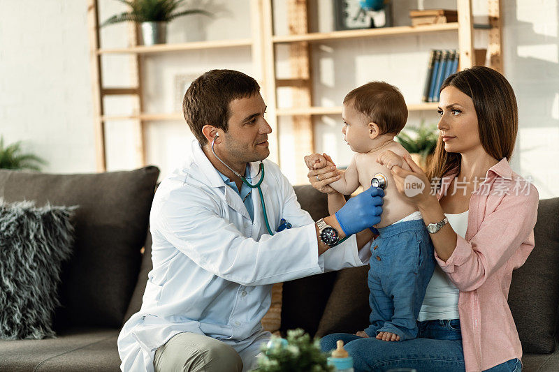 母亲和她的小儿子有医疗预约儿科医生。