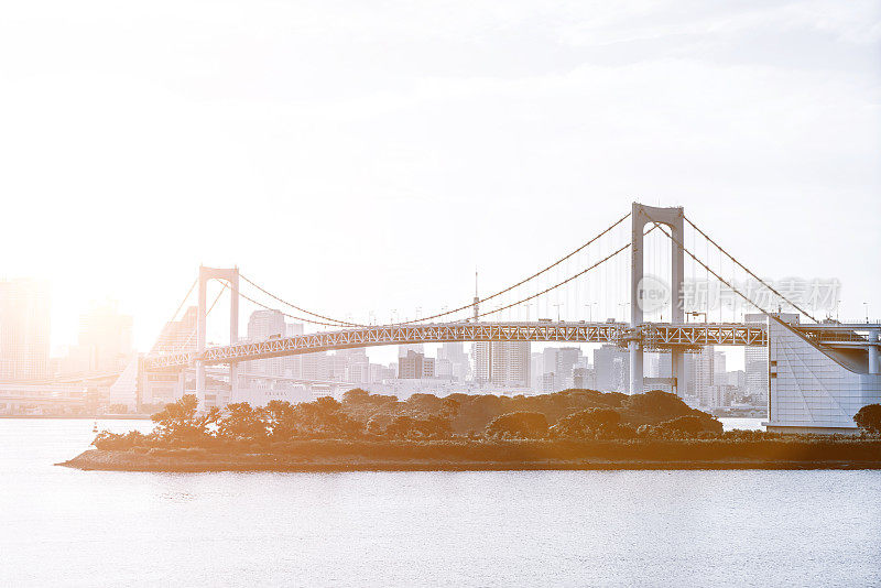 日本东京，虹桥横跨海湾