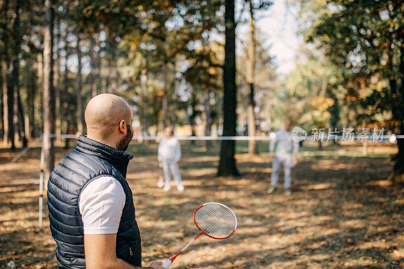 家人喜欢打羽毛球