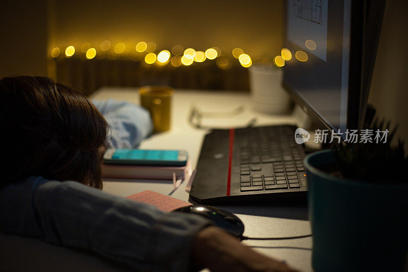 压力大的女人睡在办公桌上