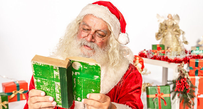 圣诞老人读绿皮书的特写