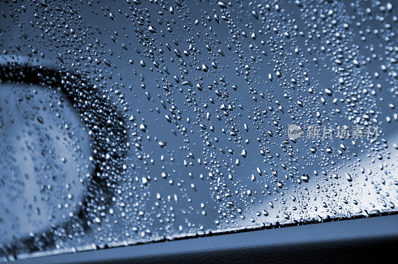 大雨时，水珠落在车窗玻璃上