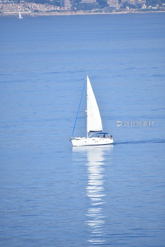 帆船挑战大海，