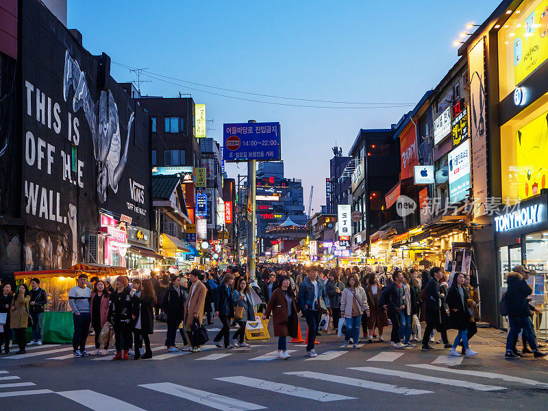 韩国首尔——2017年3月4日——一群游客在洪台市场购物和散步