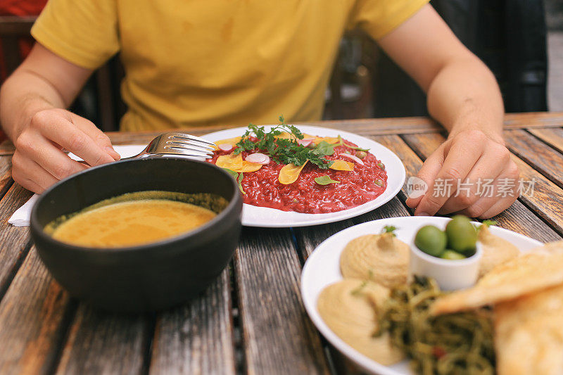 一对夫妇用鹰嘴豆泥和意大利调味饭吃午餐