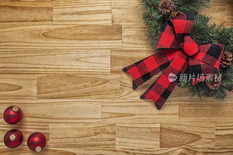 圣诞花环背景木块桌子-圣诞装饰