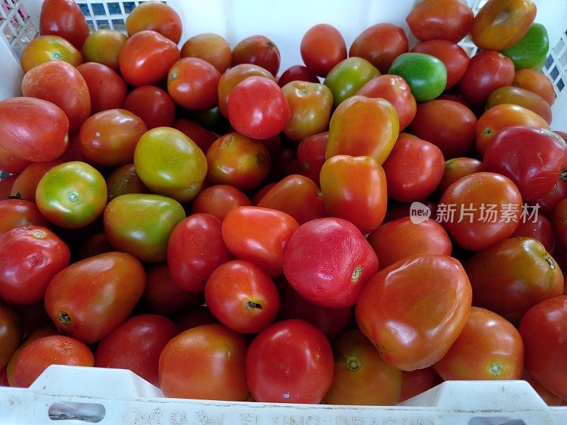 市场上的有机番茄