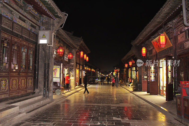 中国山西著名景点平遥古城的民居和街道上的人们。