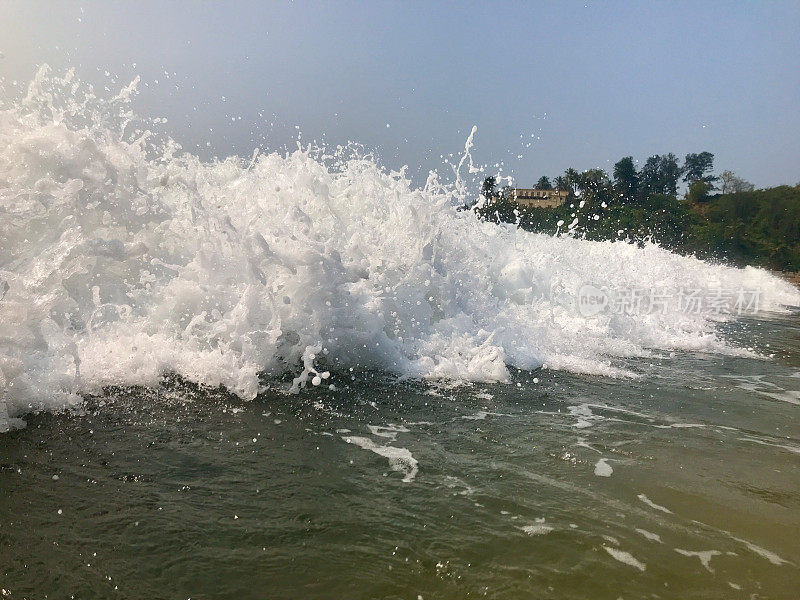 印度果阿，海浪冲向相机