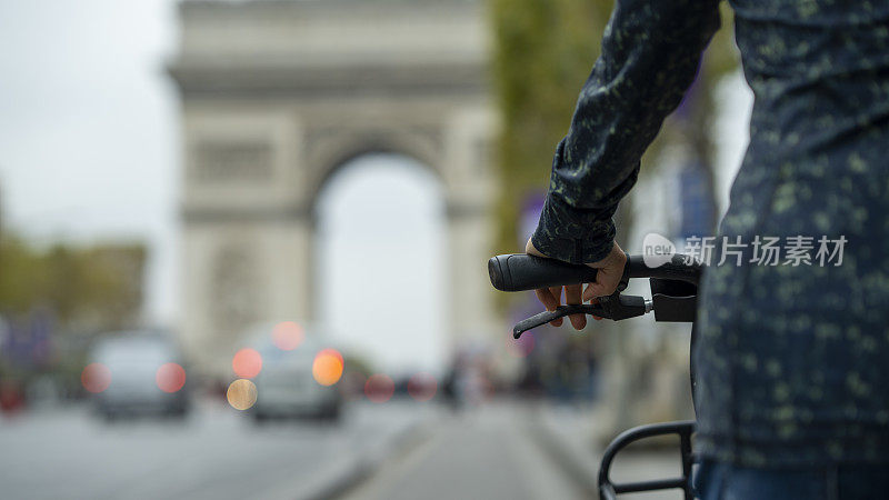 以凯旋门为背景，骑自行车游览巴黎