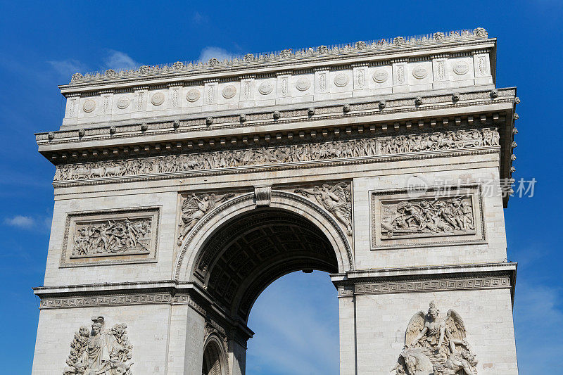 法国巴黎著名的凯旋门。凯旋门是为了纪念那些在法国大革命和拿破仑战争中为法国而战和牺牲的人们。
