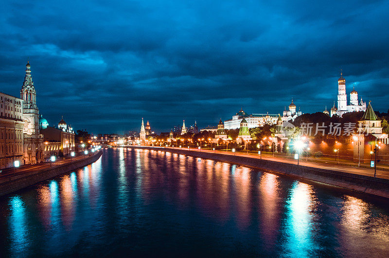 夜间莫斯科市中心的莫斯科河