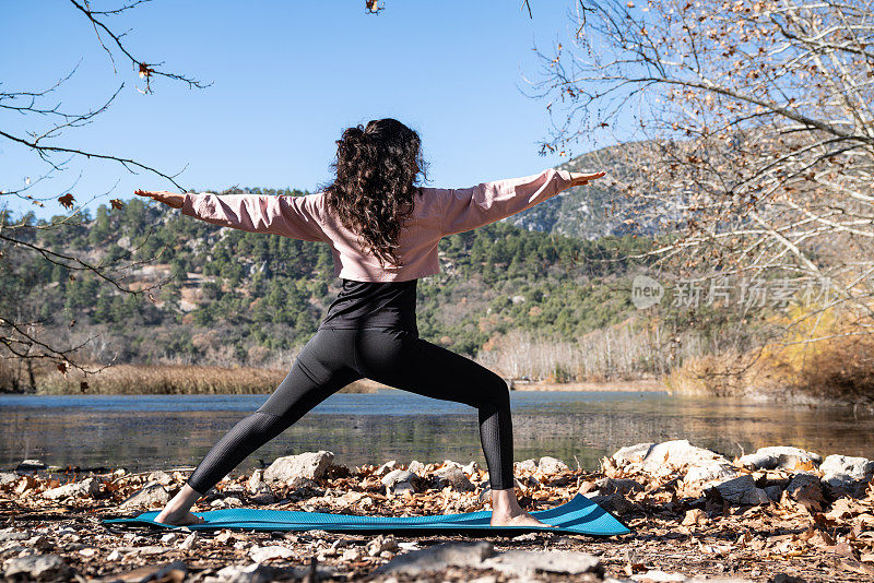成年女性在湖边丛林做瑜伽练习的4k视频