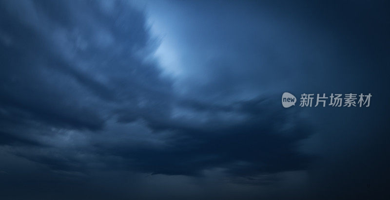 在夏天的雷雨中，黑暗的夜空中出现闪电