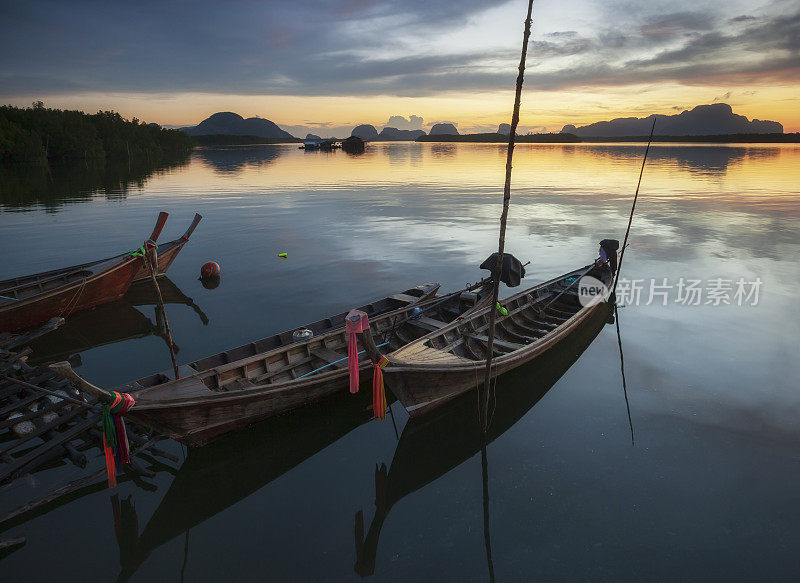 泰国攀雅湾美丽的渔村夕阳与长尾木渔船