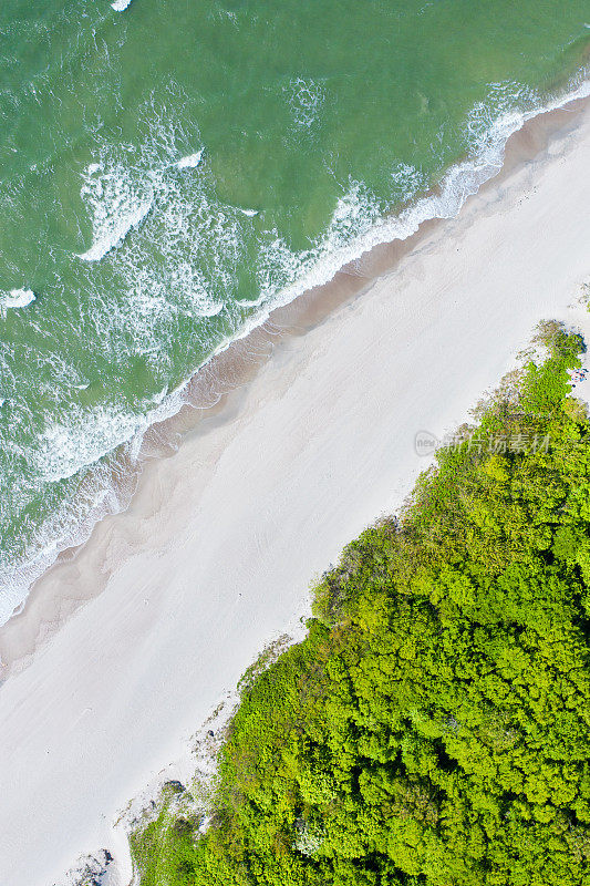 从上空俯瞰波罗的海海滩。空中无人机拍摄。