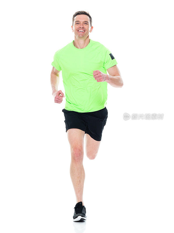白人男性运动员穿着跑步短裤在白色背景前慢跑