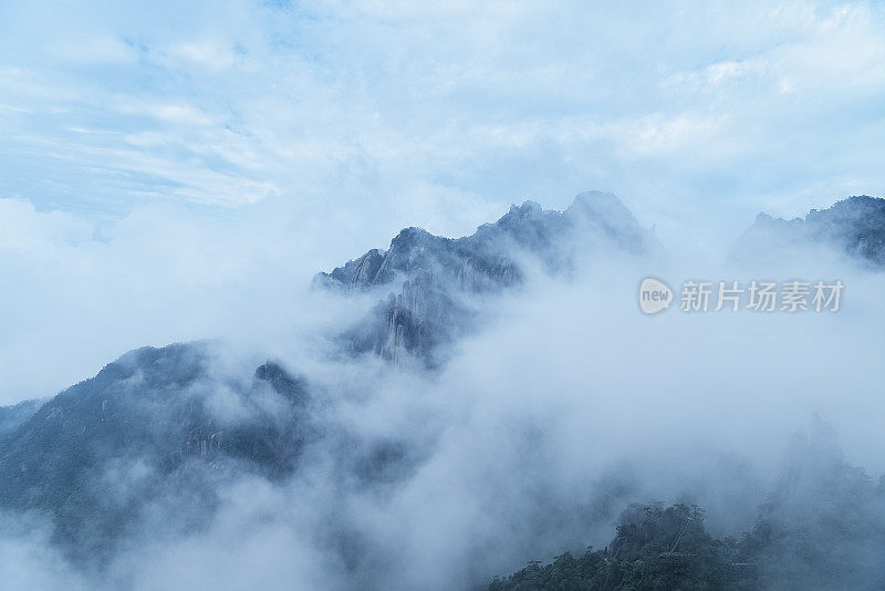 三清山中云雾缭绕